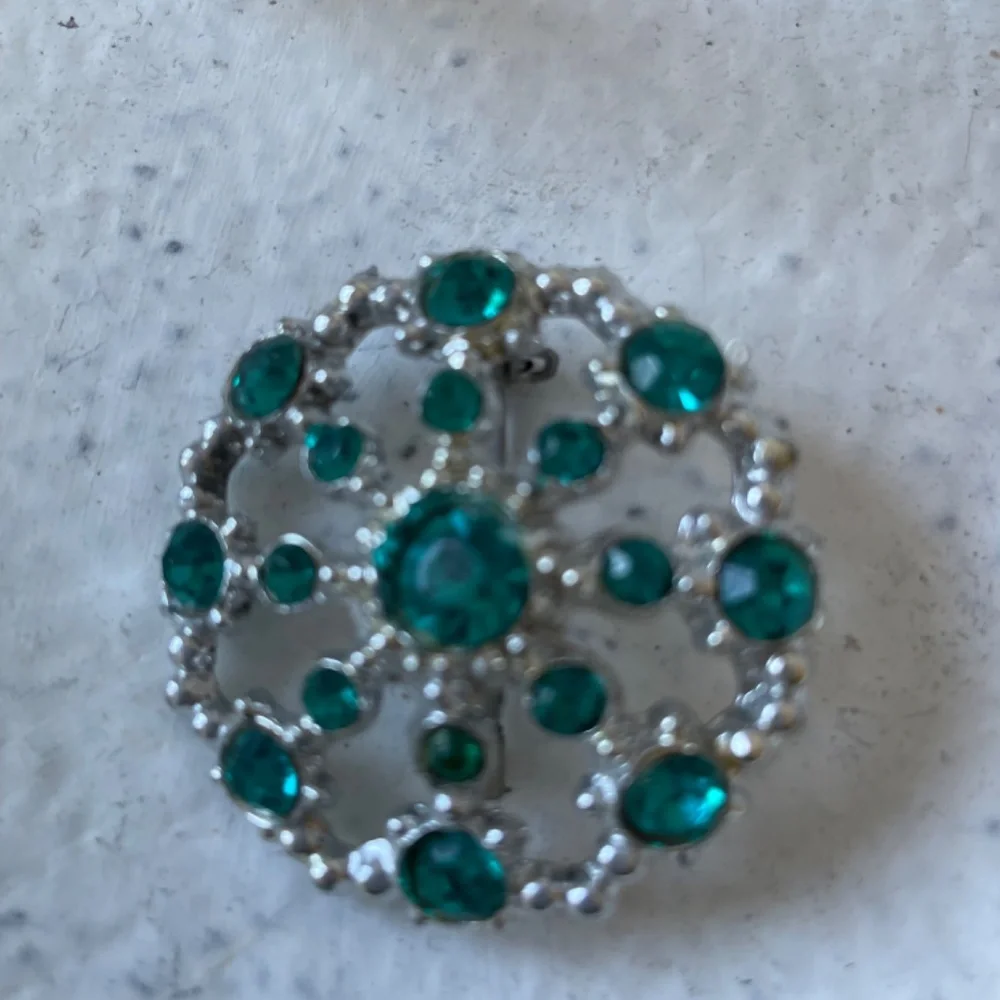 ❤️ RHINESTONE EMERALD GREEN CIRCULAR BROOCH PIN VINTAGE